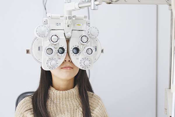 眼科での定期検診を受ける