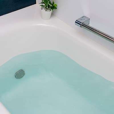 ぬるめのお湯にゆっくり浸かる